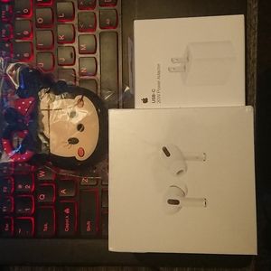 Brand🎉 New🎉 ÂṖṖĻĘ Sealed Air 📯Pods Pro3🌋 bundle charger and case